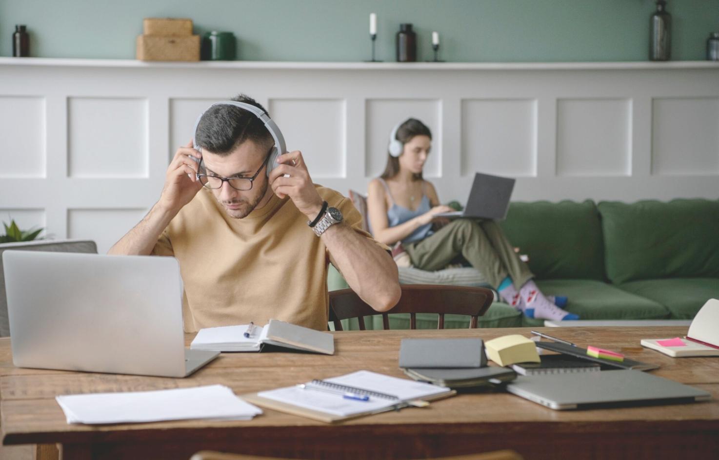 Наша команда работает с клиентами в офисе WiseOrion